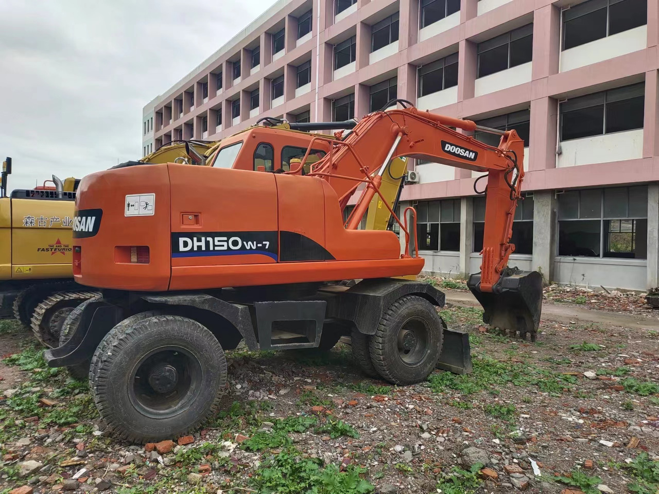 DOOSAN DH150W-7 - Gumikerekes kotró: 5 kép. DOOSAN DH150W-7 - Gumikerekes kotró: 5 kép.