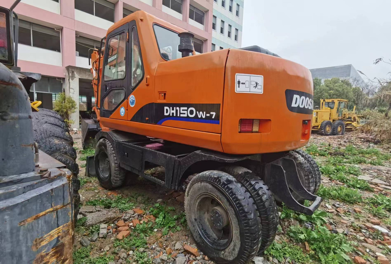 DOOSAN DH150W-7 - Gumikerekes kotró: 5 kép. DOOSAN DH150W-7 - Gumikerekes kotró: 5 kép.