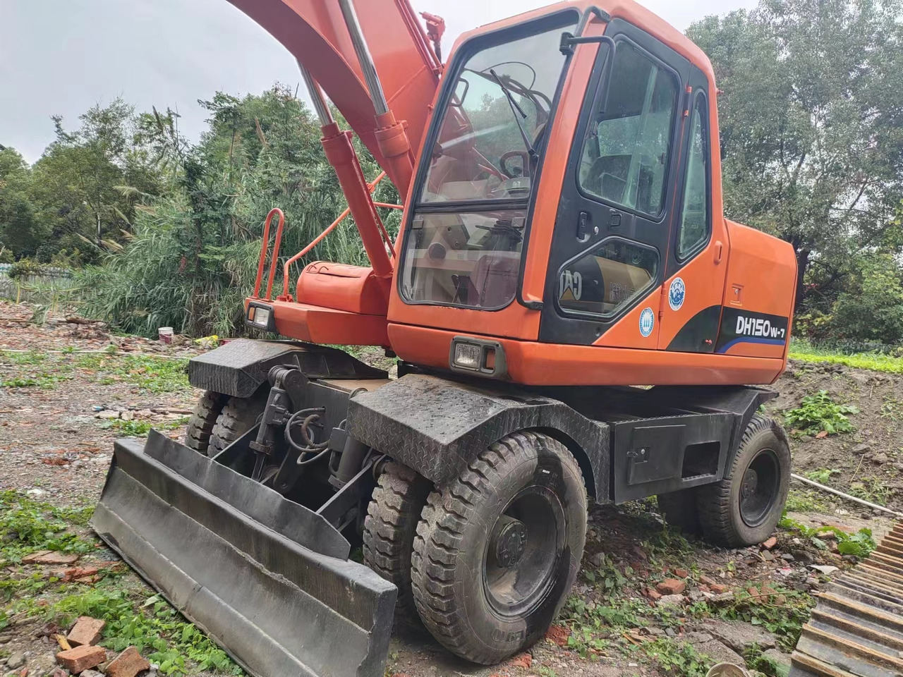 DOOSAN DH150W-7 - Gumikerekes kotró: 3 kép. DOOSAN DH150W-7 - Gumikerekes kotró: 3 kép.