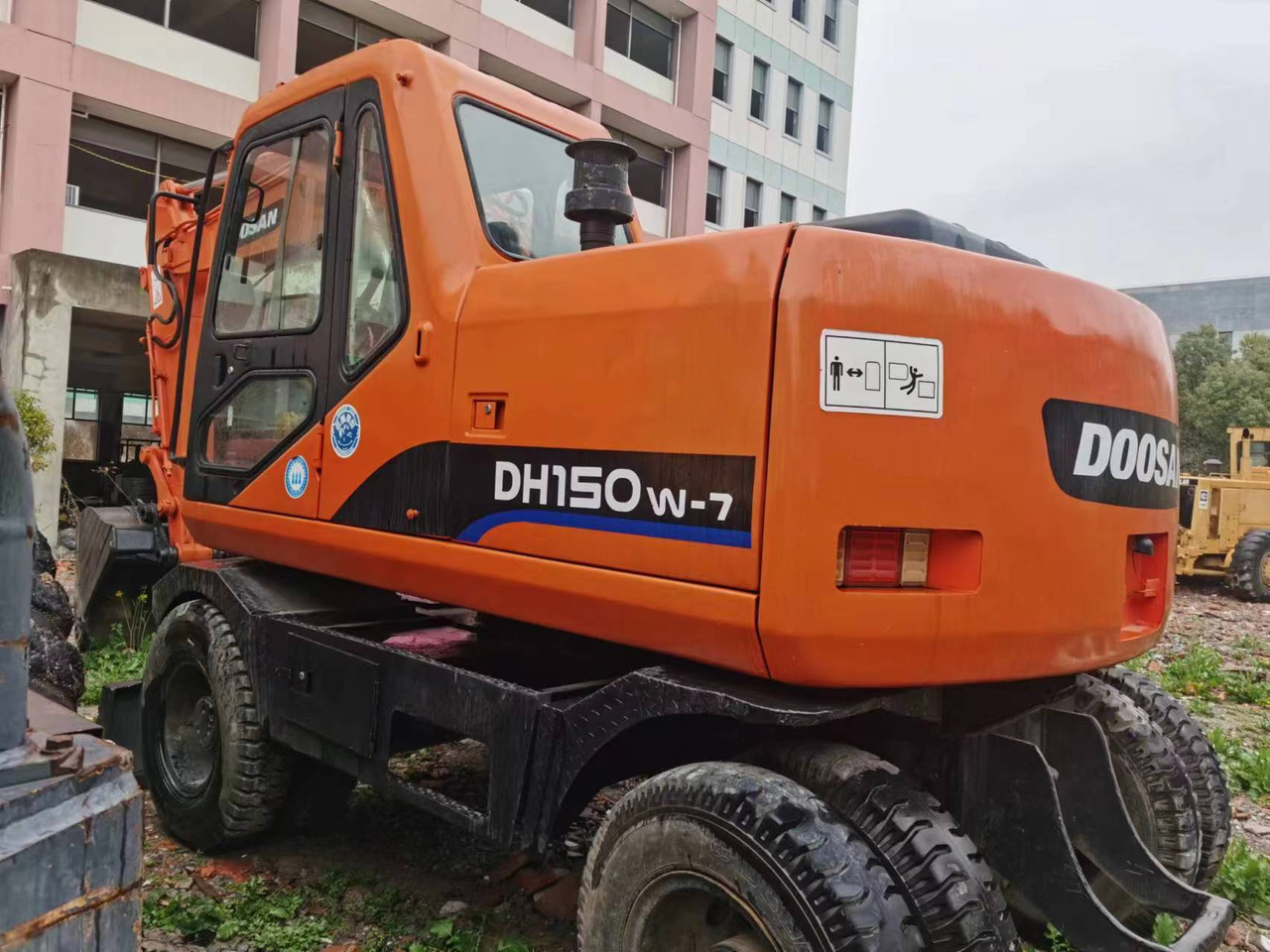 DOOSAN DH150W-7 - Gumikerekes kotró: 2 kép. DOOSAN DH150W-7 - Gumikerekes kotró: 2 kép.