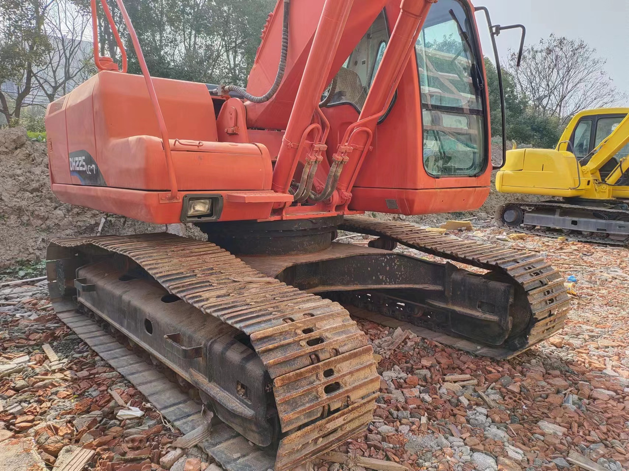 DOOSAN DH225LC-7 - Lánctalpas kotró: 3 kép. DOOSAN DH225LC-7 - Lánctalpas kotró: 3 kép.