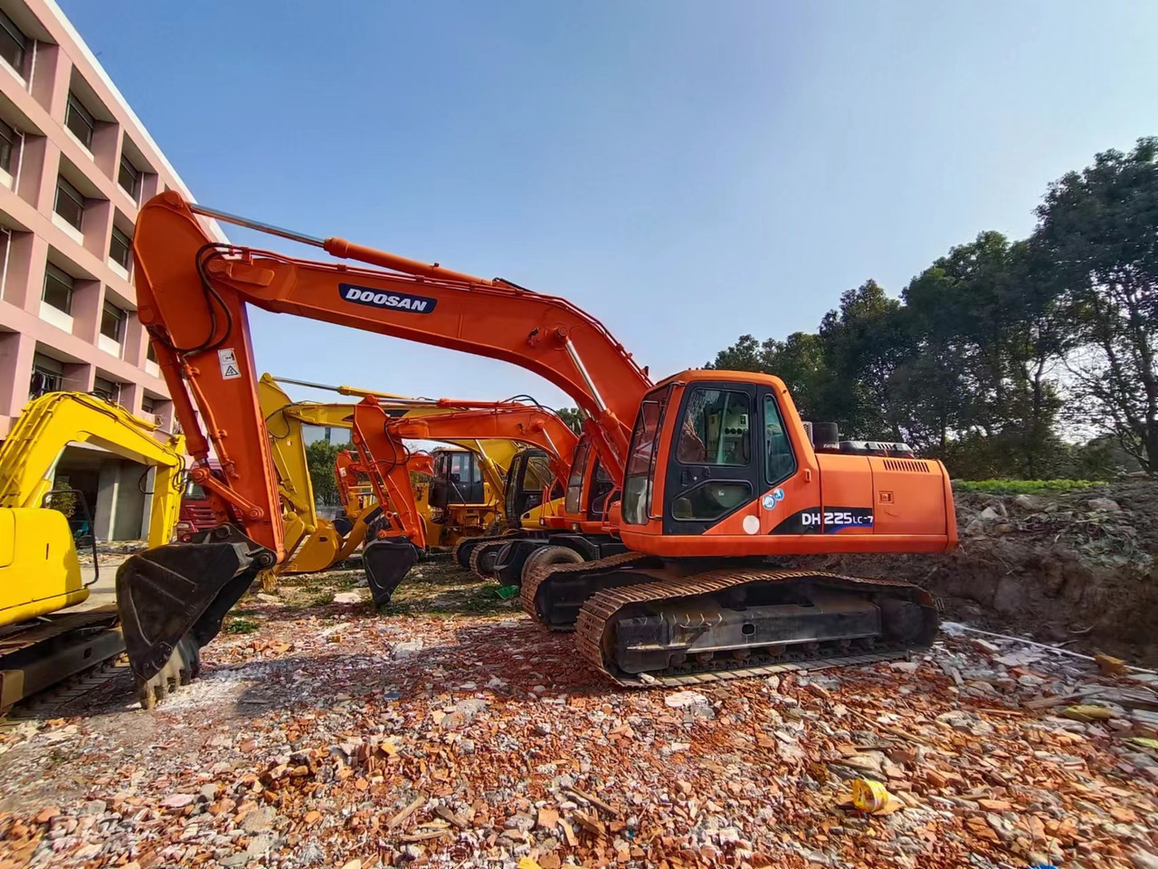 DOOSAN DH225LC-7 - Lánctalpas kotró: 1 kép. DOOSAN DH225LC-7 - Lánctalpas kotró: 1 kép.