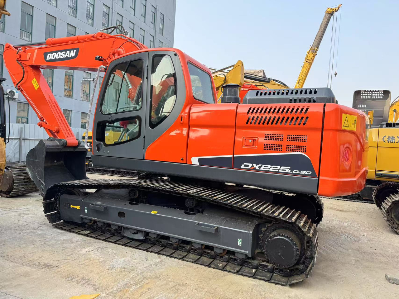 DOOSAN DX225 - Lánctalpas kotró: 5 kép. DOOSAN DX225 - Lánctalpas kotró: 5 kép.
