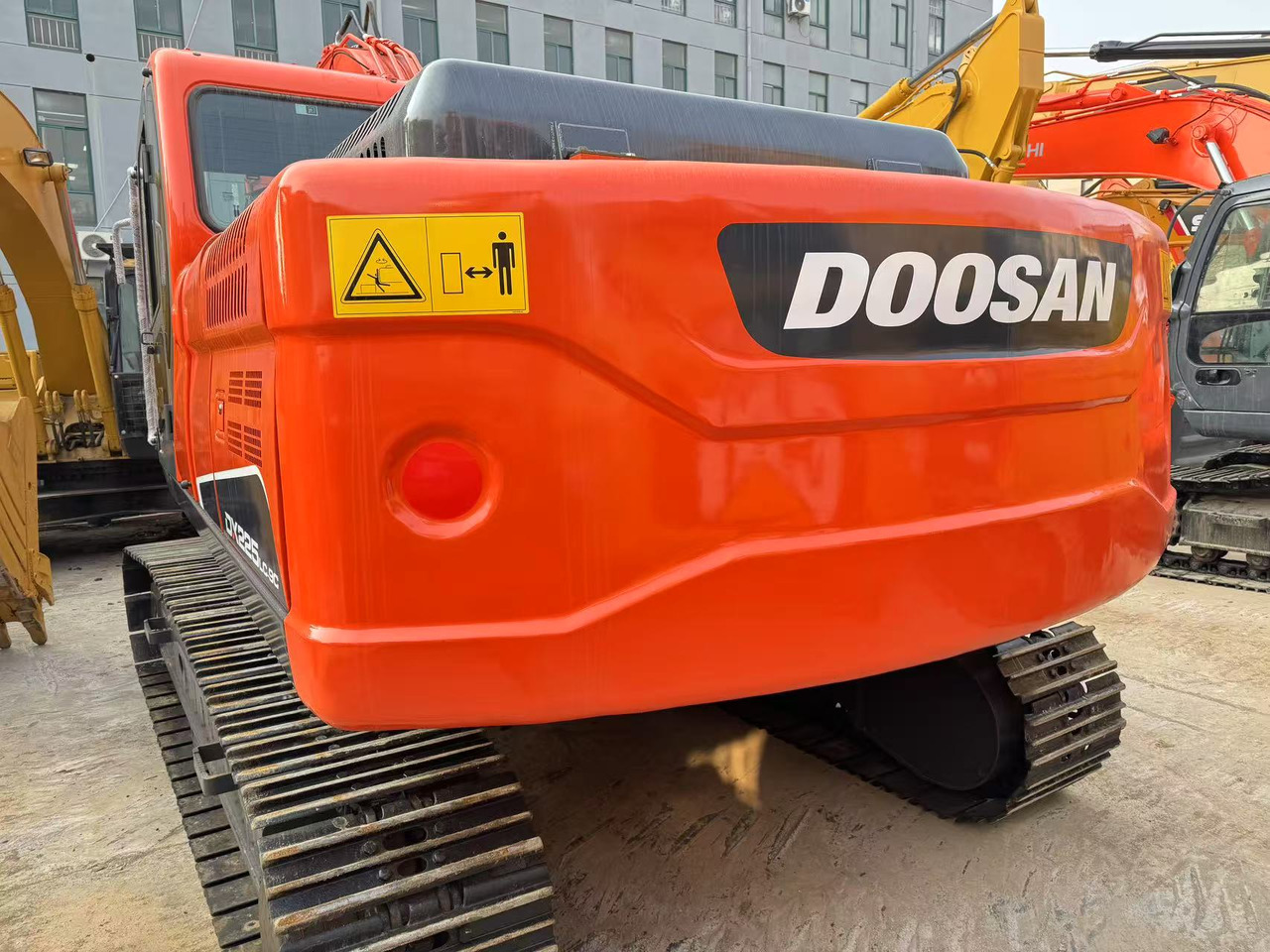 DOOSAN DX225 - Lánctalpas kotró: 3 kép. DOOSAN DX225 - Lánctalpas kotró: 3 kép.