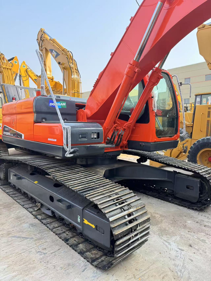 DOOSAN DX225 - Lánctalpas kotró: 2 kép. DOOSAN DX225 - Lánctalpas kotró: 2 kép.