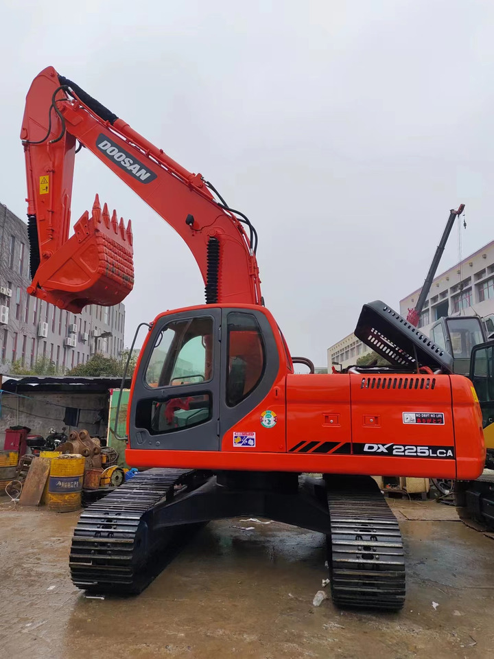 DOOSAN DX225LCA - Lánctalpas kotró: 1 kép. DOOSAN DX225LCA - Lánctalpas kotró: 1 kép.