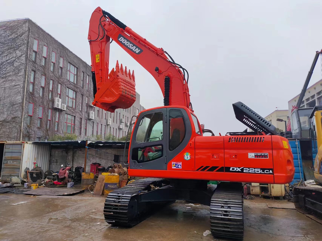 DOOSAN DX225LCA - Lánctalpas kotró: 2 kép. DOOSAN DX225LCA - Lánctalpas kotró: 2 kép.