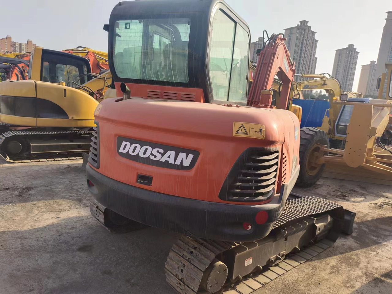 DOOSAN DX60 - Minikotró: 5 kép. DOOSAN DX60 - Minikotró: 5 kép.