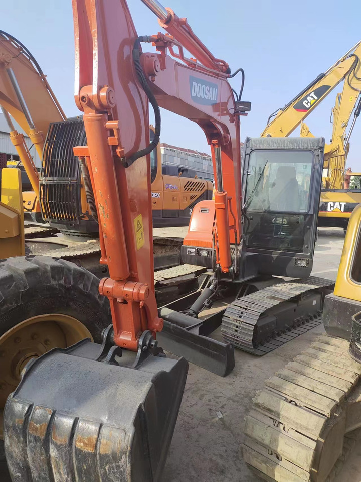 DOOSAN DX60 - Minikotró: 2 kép. DOOSAN DX60 - Minikotró: 2 kép.