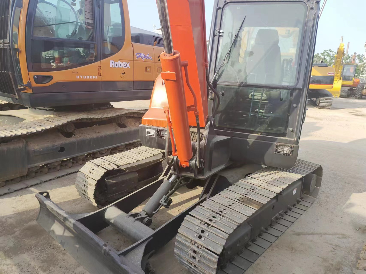 DOOSAN DX60 - Minikotró: 4 kép. DOOSAN DX60 - Minikotró: 4 kép.