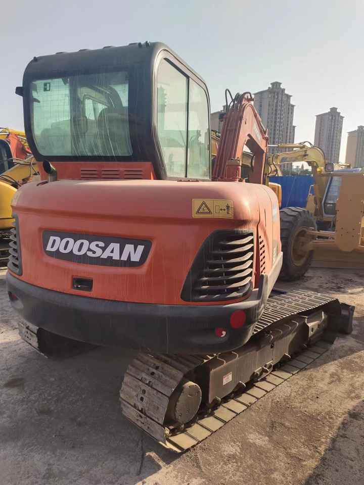 DOOSAN DX60 - Minikotró: 3 kép. DOOSAN DX60 - Minikotró: 3 kép.