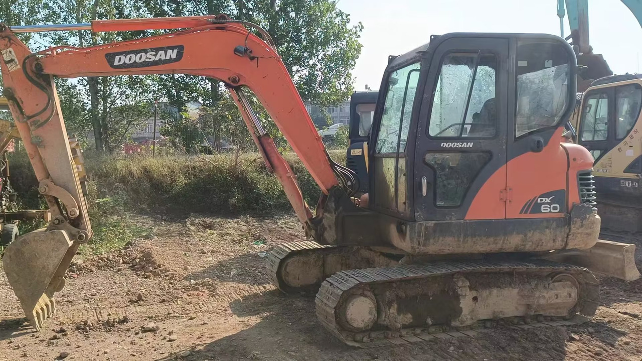DOOSAN dx60 - Minikotró: 1 kép. DOOSAN dx60 - Minikotró: 1 kép.
