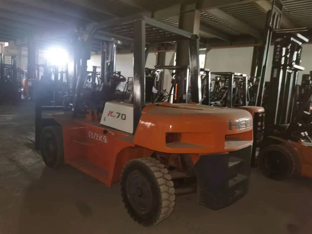 HELI 70 DIESEL FORKLIFT 7TON - Dízel targonca: 1 kép. HELI 70 DIESEL FORKLIFT 7TON - Dízel targonca: 1 kép.