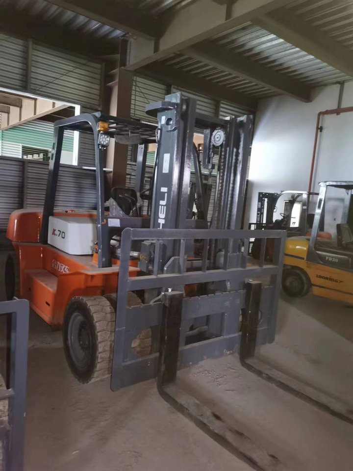 HELI 70 DIESEL FORKLIFT 7TON - Dízel targonca: 3 kép. HELI 70 DIESEL FORKLIFT 7TON - Dízel targonca: 3 kép.