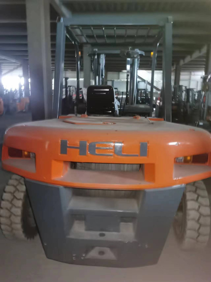 HELI 70 DIESEL FORKLIFT 7TON - Dízel targonca: 2 kép. HELI 70 DIESEL FORKLIFT 7TON - Dízel targonca: 2 kép.