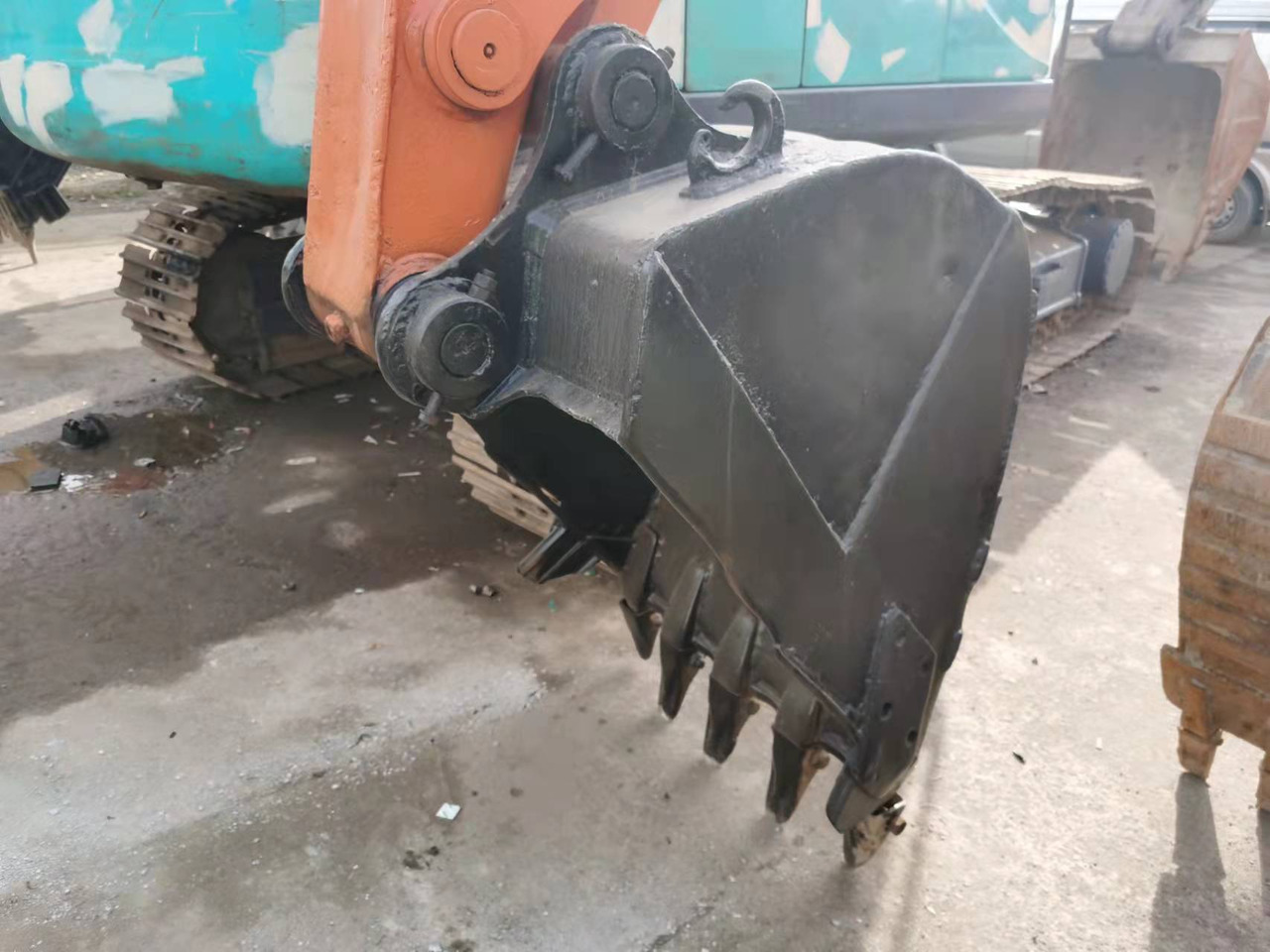 HITACHI EX120-2 - Lánctalpas kotró: 4 kép. HITACHI EX120-2 - Lánctalpas kotró: 4 kép.