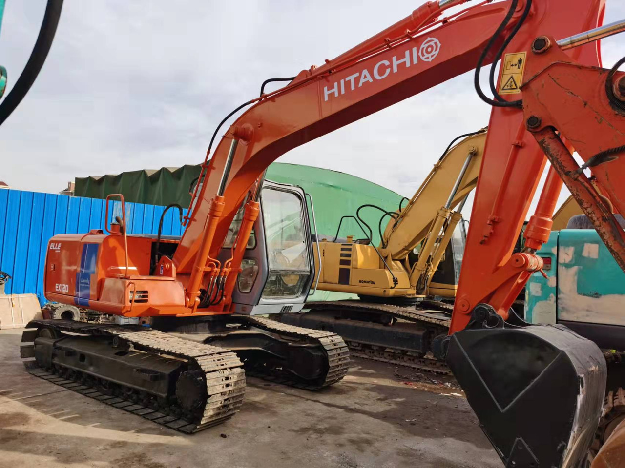 HITACHI EX120-2 - Lánctalpas kotró: 1 kép. HITACHI EX120-2 - Lánctalpas kotró: 1 kép.