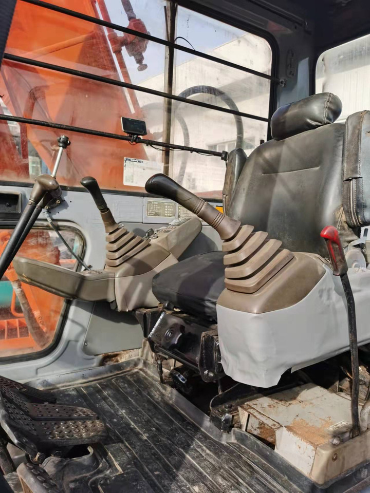 HITACHI EX120-2 - Lánctalpas kotró: 5 kép. HITACHI EX120-2 - Lánctalpas kotró: 5 kép.