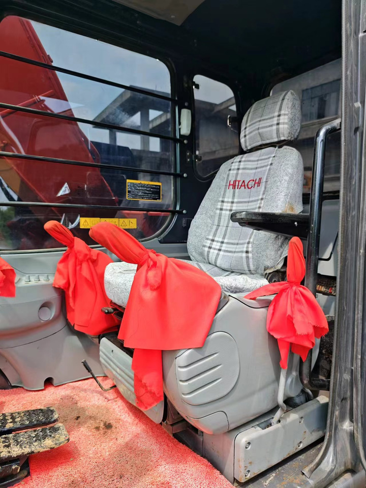 HITACHI EX120-5 - Lánctalpas kotró: 5 kép. HITACHI EX120-5 - Lánctalpas kotró: 5 kép.