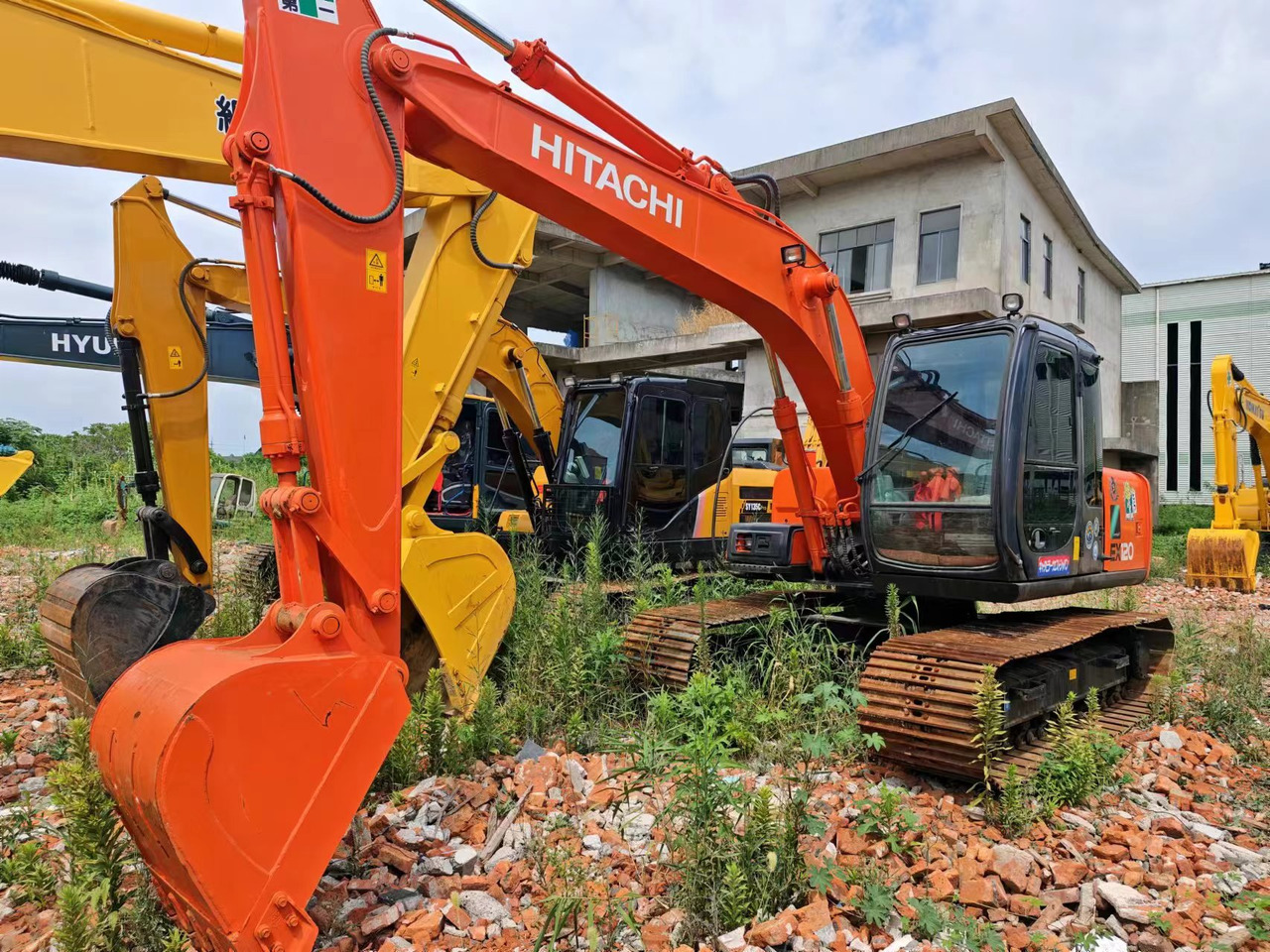 HITACHI EX120-5 - Lánctalpas kotró: 1 kép. HITACHI EX120-5 - Lánctalpas kotró: 1 kép.
