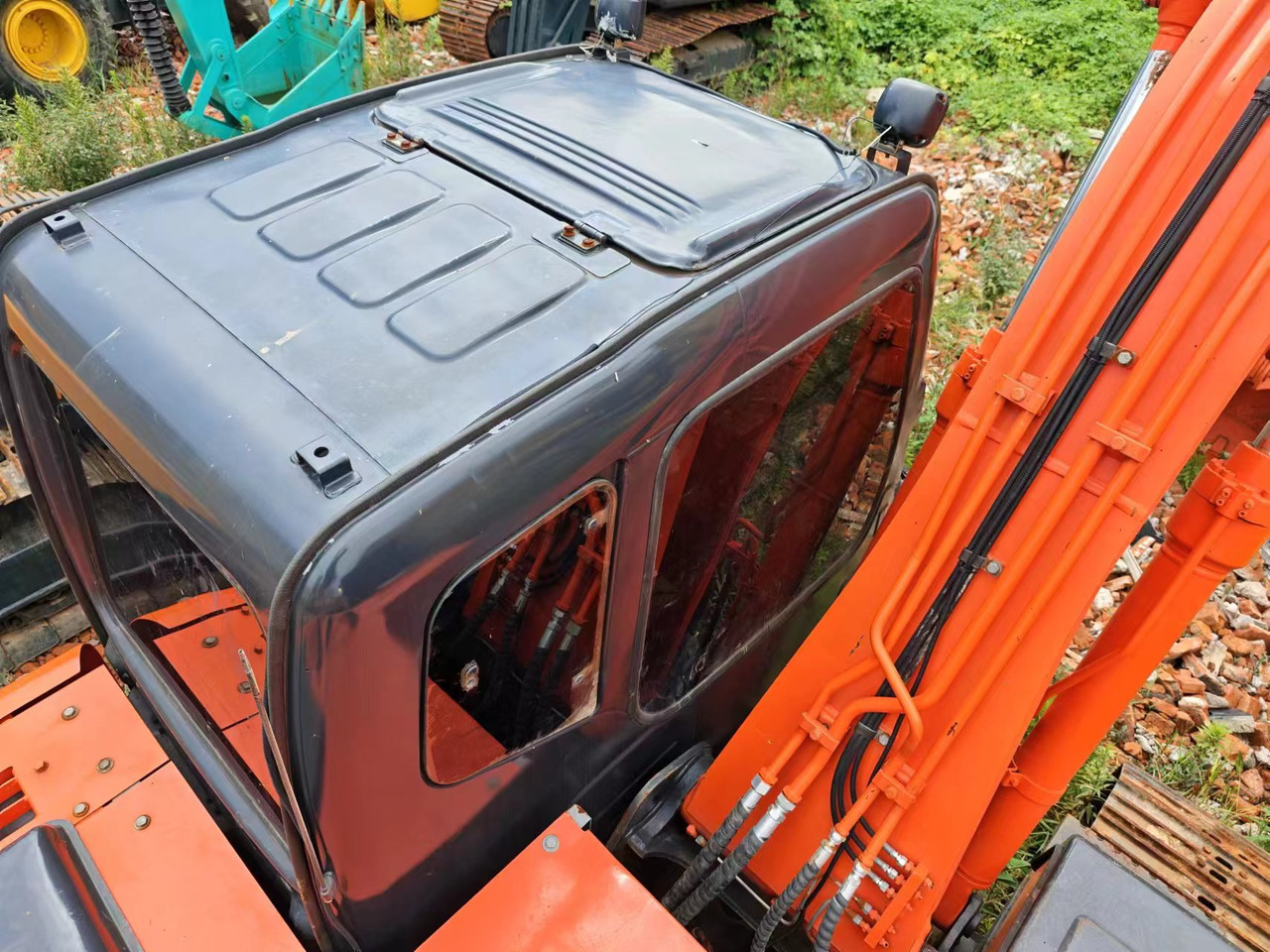 HITACHI EX120-5 - Lánctalpas kotró: 2 kép. HITACHI EX120-5 - Lánctalpas kotró: 2 kép.