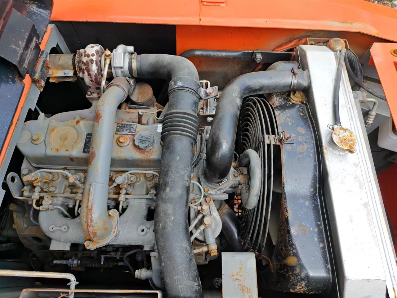 HITACHI EX120-5 - Lánctalpas kotró: 4 kép. HITACHI EX120-5 - Lánctalpas kotró: 4 kép.