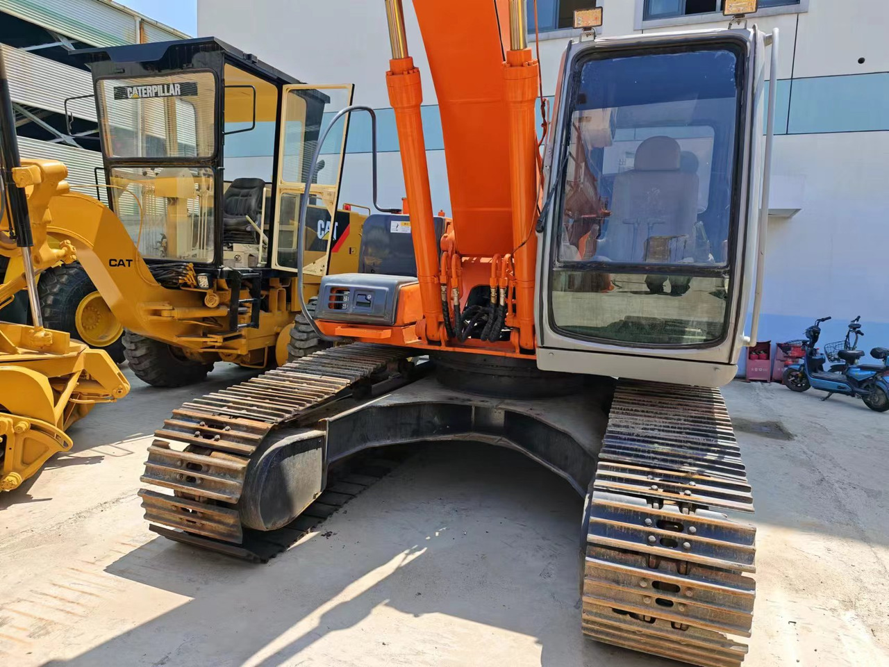 HITACHI EX200-5 - Lánctalpas kotró: 3 kép. HITACHI EX200-5 - Lánctalpas kotró: 3 kép.