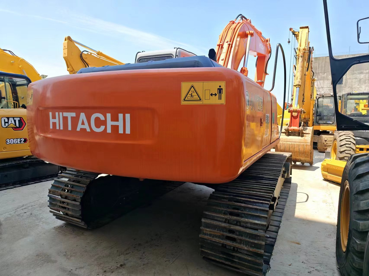 HITACHI EX200-5 - Lánctalpas kotró: 2 kép. HITACHI EX200-5 - Lánctalpas kotró: 2 kép.