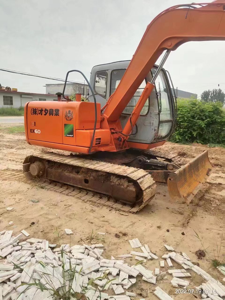 HITACHI EX60-5 - Minikotró: 2 kép. HITACHI EX60-5 - Minikotró: 2 kép.