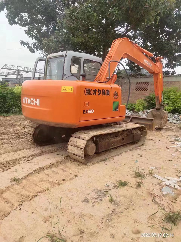 HITACHI EX60-5 - Minikotró: 3 kép. HITACHI EX60-5 - Minikotró: 3 kép.