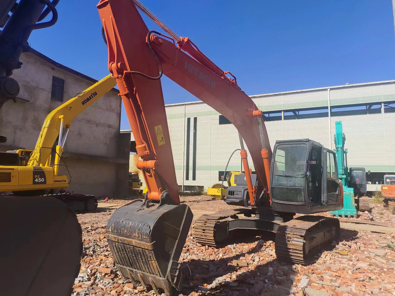 HITACHI ZX200 - Lánctalpas kotró: 2 kép. HITACHI ZX200 - Lánctalpas kotró: 2 kép.