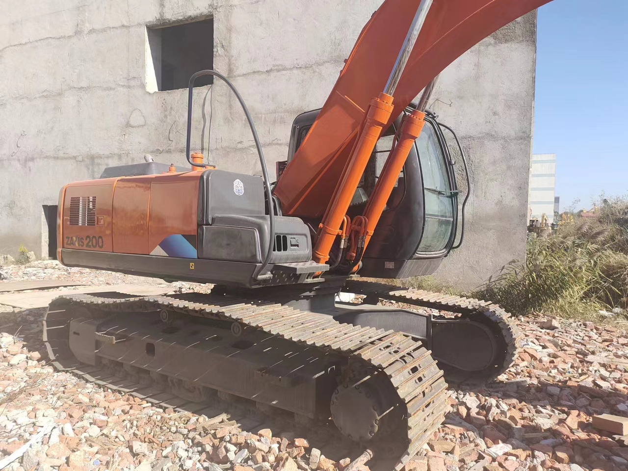 HITACHI ZX200 - Lánctalpas kotró: 3 kép. HITACHI ZX200 - Lánctalpas kotró: 3 kép.