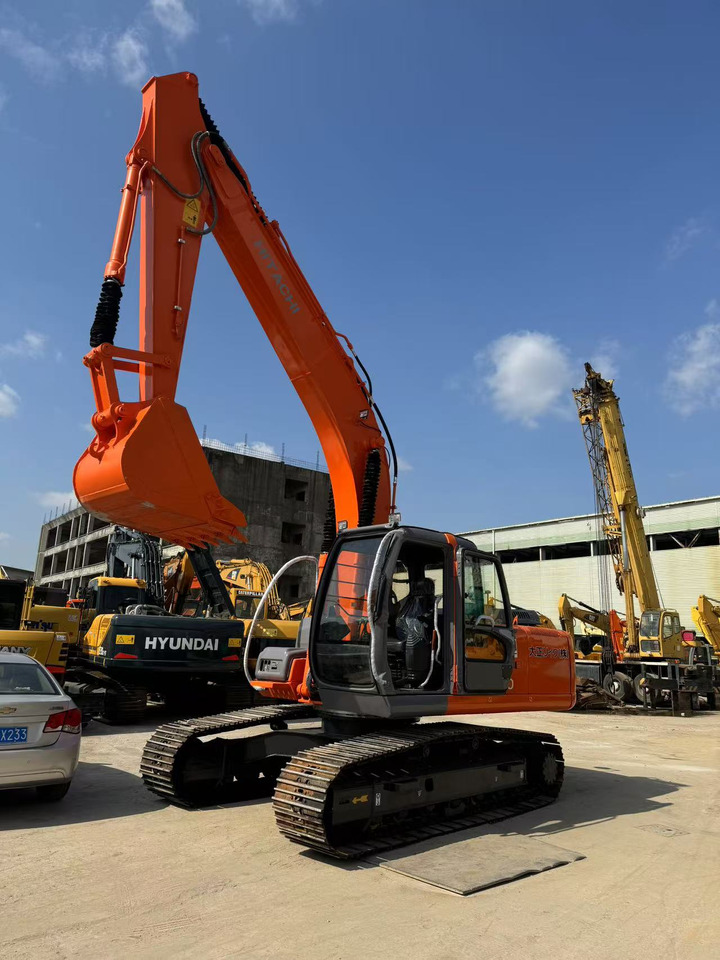 HITACHI ZX200 - Lánctalpas kotró: 2 kép. HITACHI ZX200 - Lánctalpas kotró: 2 kép.