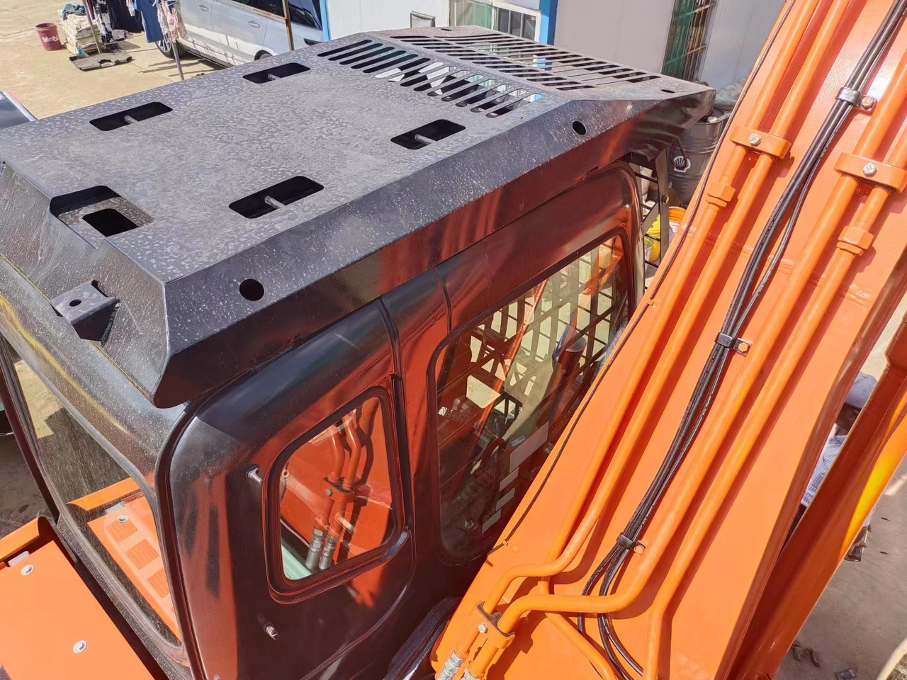 HITACHI ZX200 - Lánctalpas kotró: 5 kép. HITACHI ZX200 - Lánctalpas kotró: 5 kép.