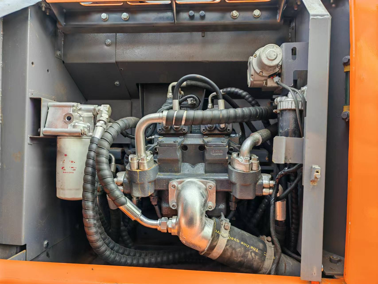 HITACHI ZX200 - Lánctalpas kotró: 5 kép. HITACHI ZX200 - Lánctalpas kotró: 5 kép.
