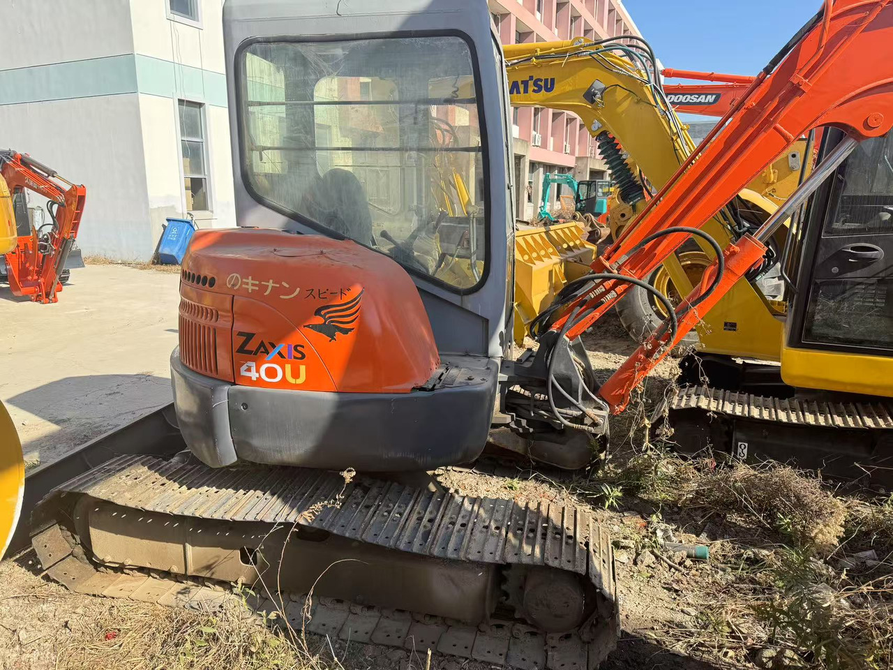 HITACHI ZX40U - Minikotró: 3 kép. HITACHI ZX40U - Minikotró: 3 kép.