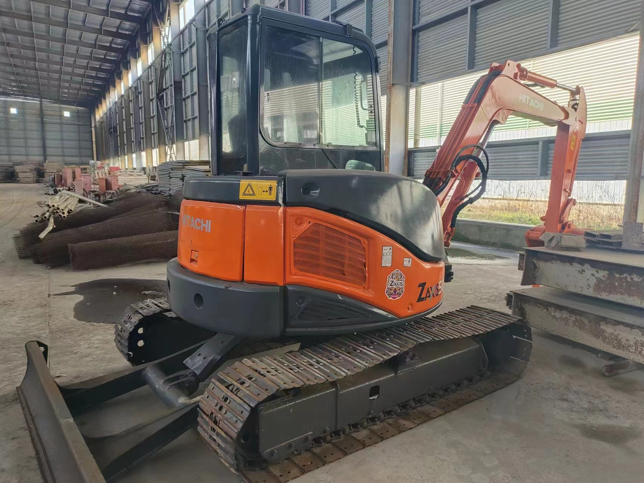 HITACHI ZX50U - Minikotró: 3 kép. HITACHI ZX50U - Minikotró: 3 kép.
