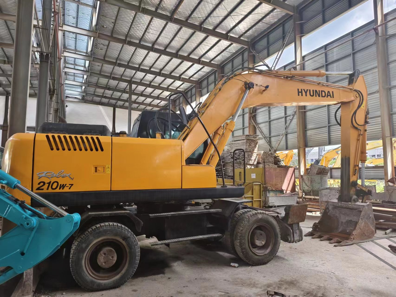 HYUNDAI 210W-7 - Gumikerekes kotró: 2 kép. HYUNDAI 210W-7 - Gumikerekes kotró: 2 kép.