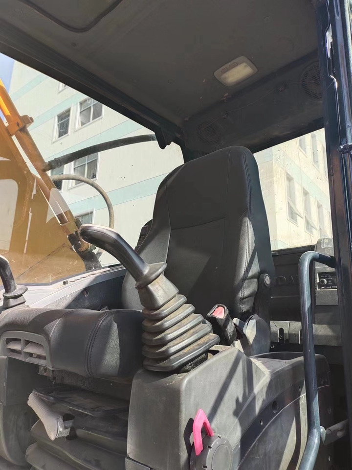 HYUNDAI 220LC-9S - Lánctalpas kotró: 4 kép. HYUNDAI 220LC-9S - Lánctalpas kotró: 4 kép.