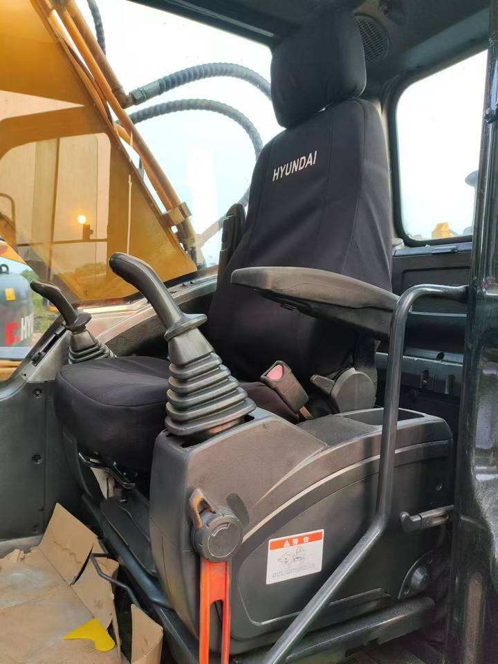 HYUNDAI R220LC-9S - Lánctalpas kotró: 3 kép. HYUNDAI R220LC-9S - Lánctalpas kotró: 3 kép.