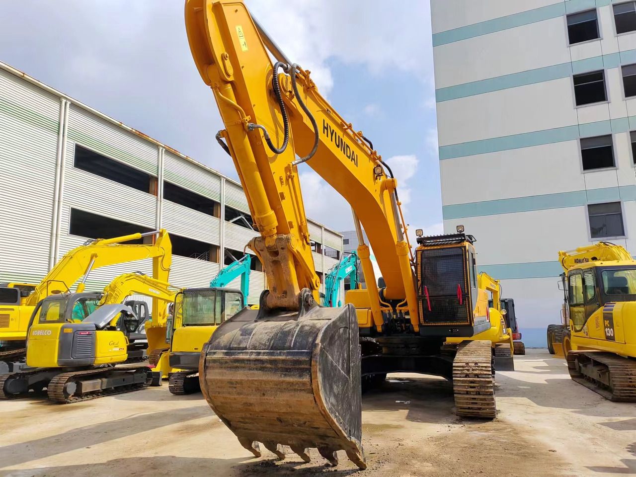 HYUNDAI R385LC-9T R305 R220 - Lánctalpas kotró: 2 kép. HYUNDAI R385LC-9T R305 R220 - Lánctalpas kotró: 2 kép.
