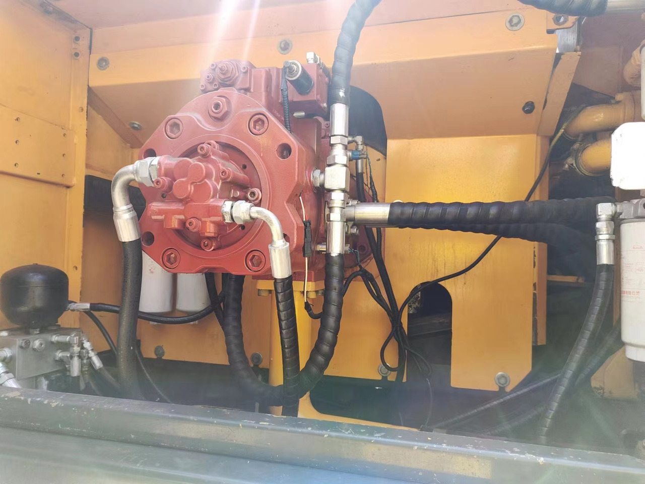 HYUNDAI R385LC-9T R305 R220 - Lánctalpas kotró: 5 kép. HYUNDAI R385LC-9T R305 R220 - Lánctalpas kotró: 5 kép.