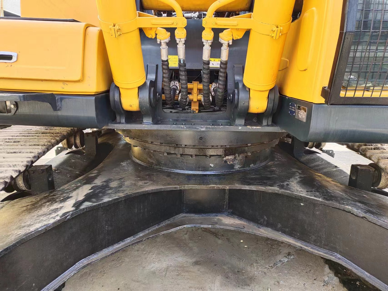 HYUNDAI R385LC-9T R305 R220 - Lánctalpas kotró: 3 kép. HYUNDAI R385LC-9T R305 R220 - Lánctalpas kotró: 3 kép.