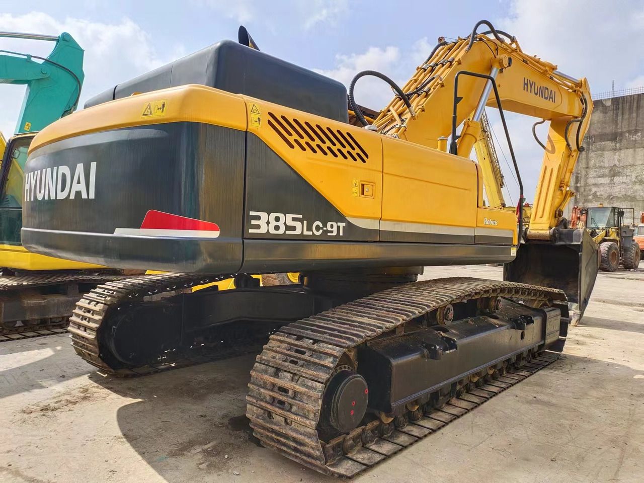 HYUNDAI R385LC-9T R305 R220 - Lánctalpas kotró: 1 kép. HYUNDAI R385LC-9T R305 R220 - Lánctalpas kotró: 1 kép.