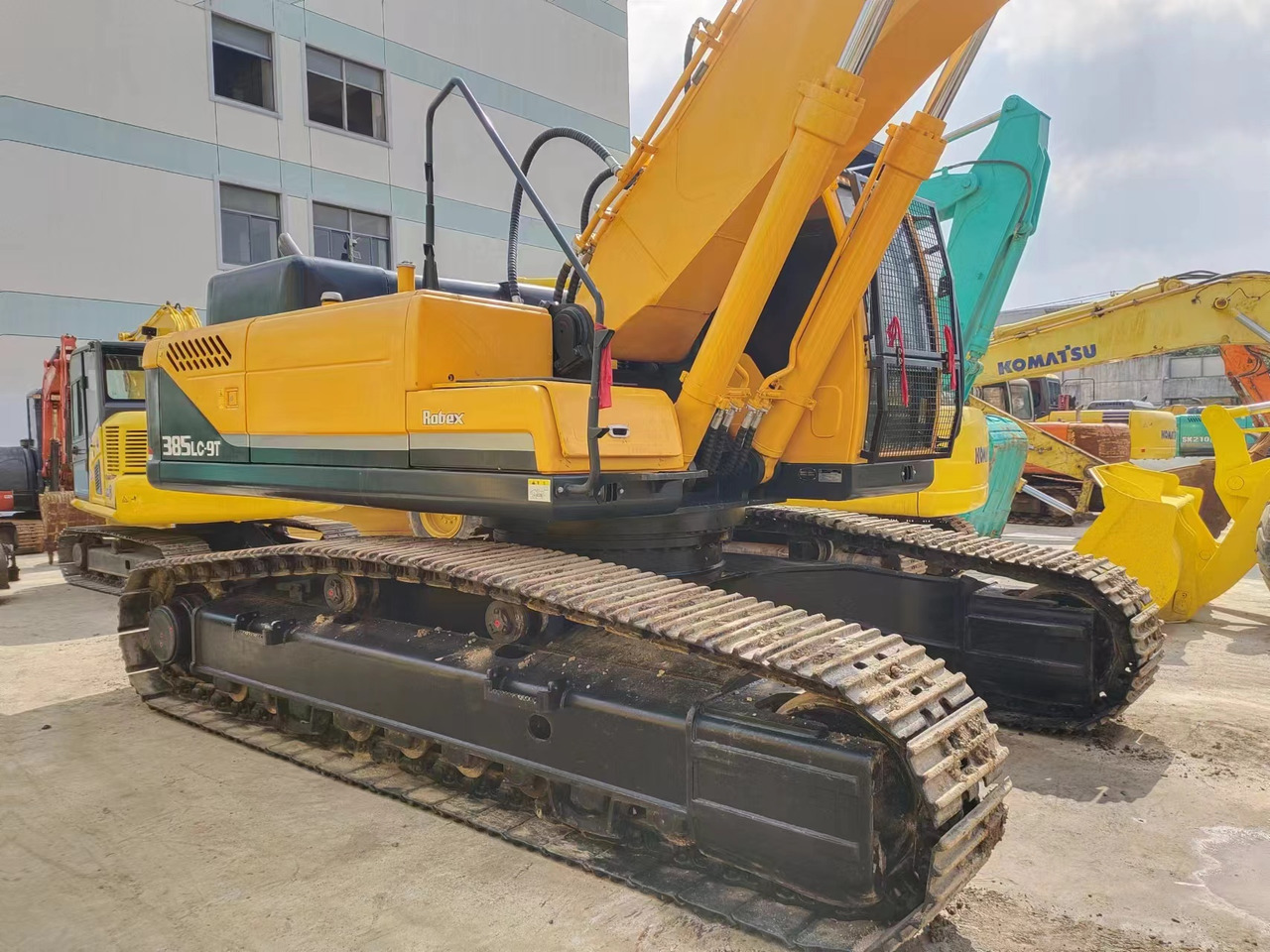 HYUNDAI R385LC-9T R305 R220 - Lánctalpas kotró: 4 kép. HYUNDAI R385LC-9T R305 R220 - Lánctalpas kotró: 4 kép.