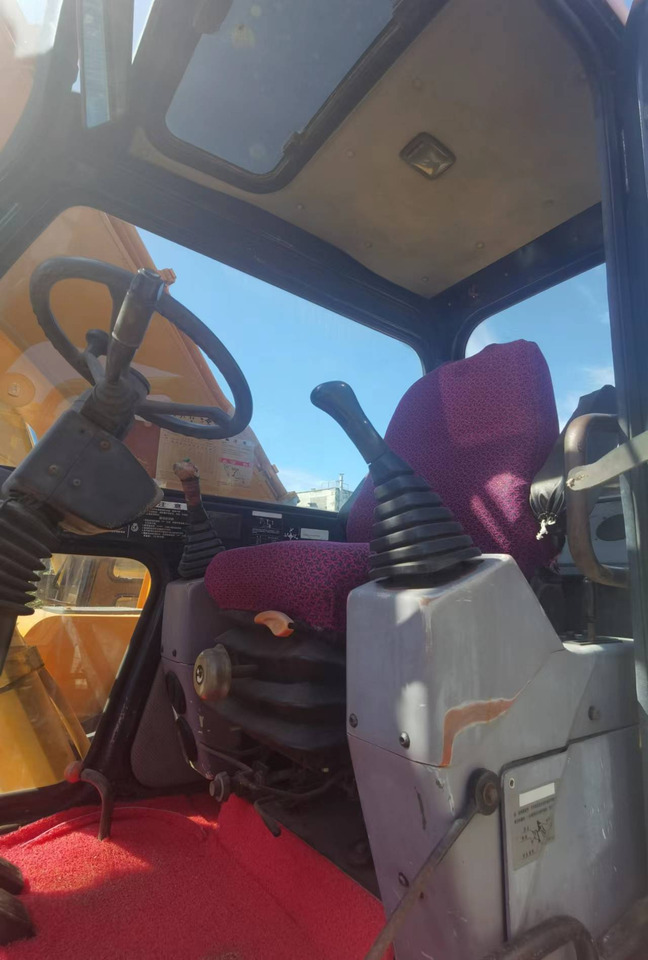 HYUNDAI ROBEX 210W-9 - Gumikerekes kotró: 3 kép. HYUNDAI ROBEX 210W-9 - Gumikerekes kotró: 3 kép.