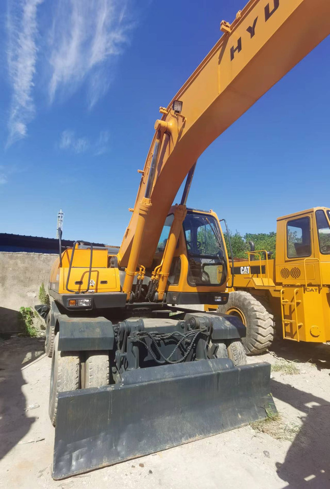 HYUNDAI ROBEX 210W-9 - Gumikerekes kotró: 5 kép. HYUNDAI ROBEX 210W-9 - Gumikerekes kotró: 5 kép.