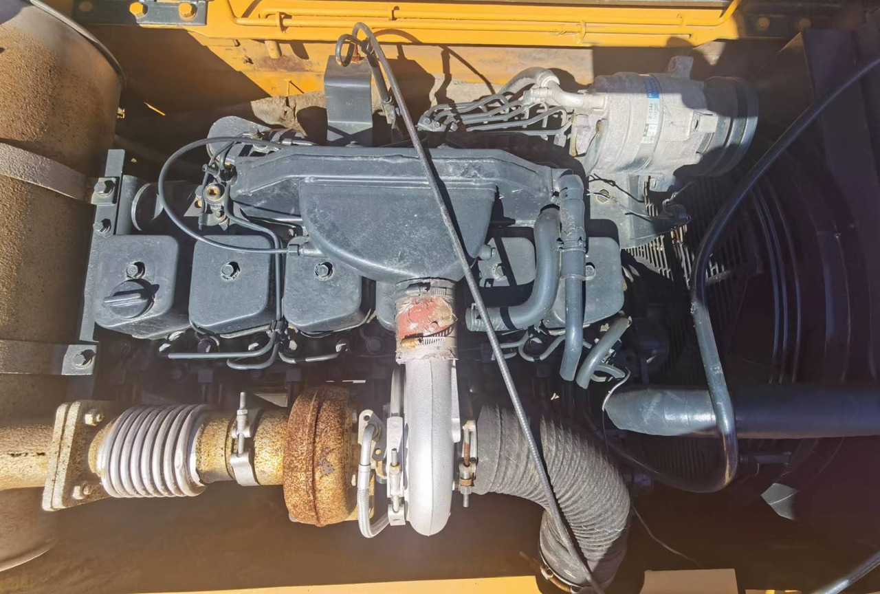 HYUNDAI ROBEX 210W-9 - Gumikerekes kotró: 4 kép. HYUNDAI ROBEX 210W-9 - Gumikerekes kotró: 4 kép.