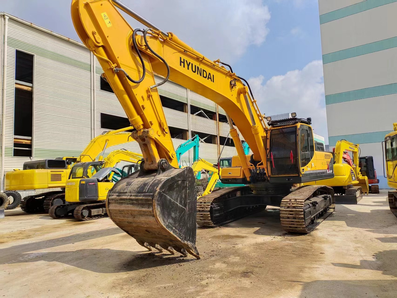 Hyundai R385LC-9T - Lánctalpas kotró: 4 kép. Hyundai R385LC-9T - Lánctalpas kotró: 4 kép.