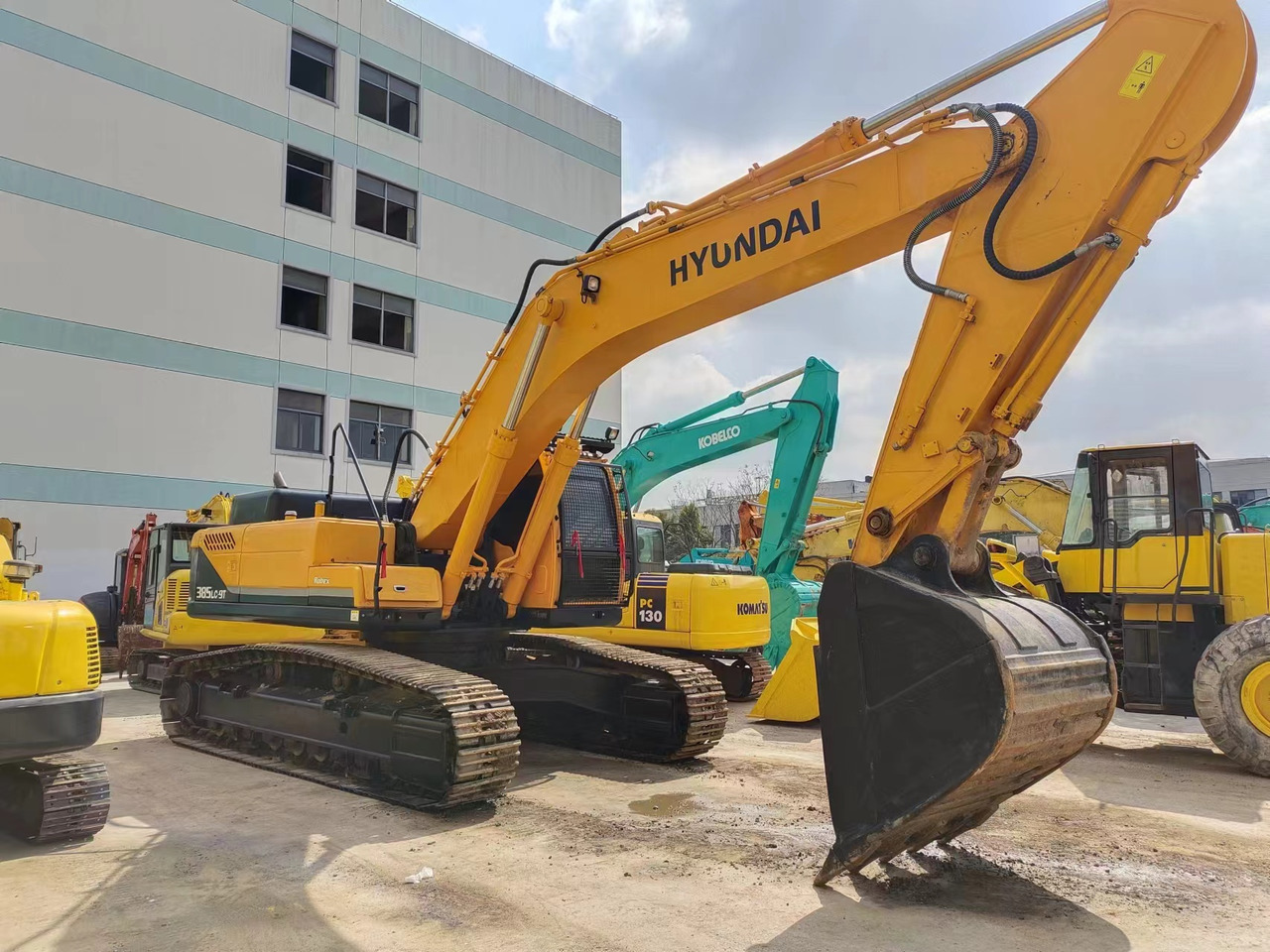 Hyundai R385LC-9T - Lánctalpas kotró: 3 kép. Hyundai R385LC-9T - Lánctalpas kotró: 3 kép.